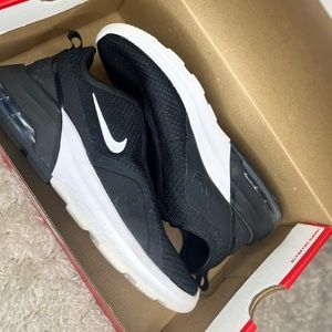 WMNS NIKE AIR MAX MOTION 2